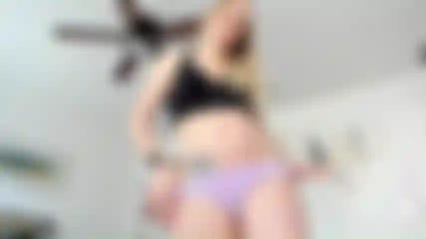 Cara sentada, adoração de bunda.