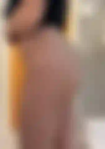 De pé mostrando a bunda inteira em pov + se curvando para frente.
