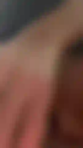 Visão de perto de foder minha buceta com plug anal vibratório.