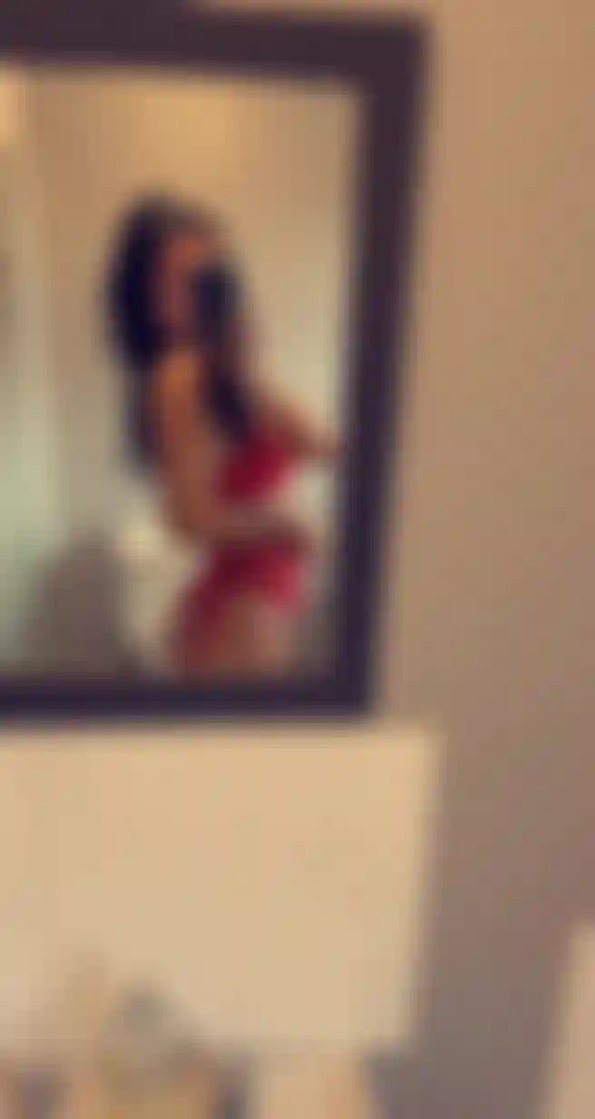 Vista completa do corpo em lingerie rendada vermelha, inclui rosto x.