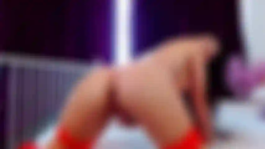 Bellarey brincando com sua boceta, masturbação, fodendo com vibrador e dedilhando sua bunda e mostrando seus belos buracos.