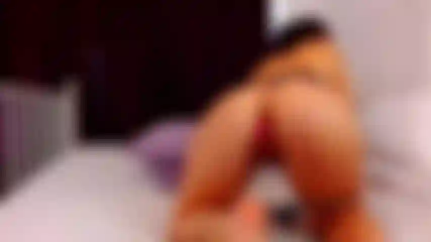 Bellarey esfregando sua buceta e se dedilhando. Observe sua doce buceta esperando seu esperma quente!