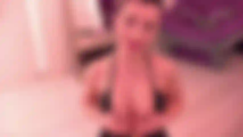 A sensual bella está te seduzindo e te fazendo gozar tão gostoso.