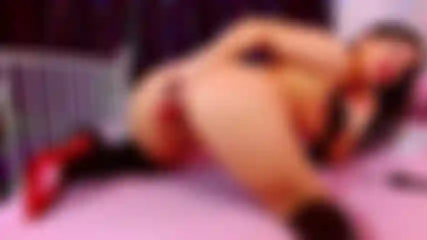 Bellarey em suas botas de látex fodendo sua buceta selvagem.