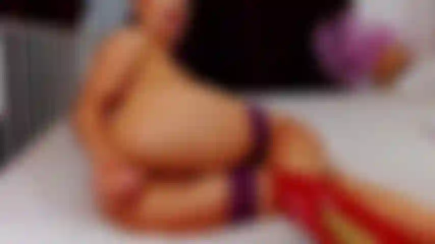 Bellarey fodendo sua bunda com força com um grande vibrador.