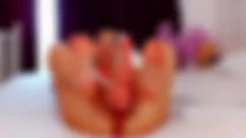 Bellarey masturbando seu pau com seus pés macios e sensuais e lubrificando-os!