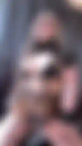 Coelhinha de couro brinca e mostra o corpo.