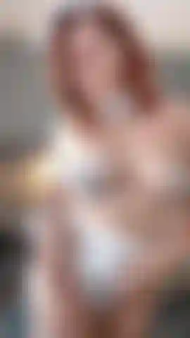 Cow girl bella (com meias até o joelho) te dá um sensual strip tease.