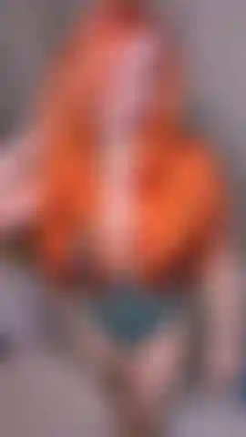 Ruiva safada se inclina sobre a mesa para você.