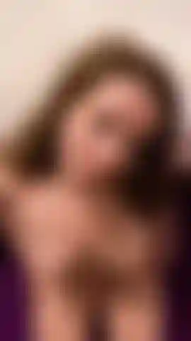 Pov bella de joelhos esperando sua porra.