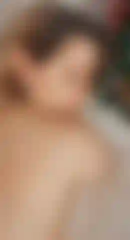 Pov bella nua curvada perto da árvore de natal. Você enverniza a bunda dela com sua carga.