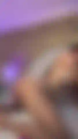 Enquanto as vibrações da minha máquina estão no máximo, minha bunda quente quica nela, sentindo que vou explodir, vai deixar seu pau duro... Você vai assumir o controle ou vai deixar minha buceta explodir.