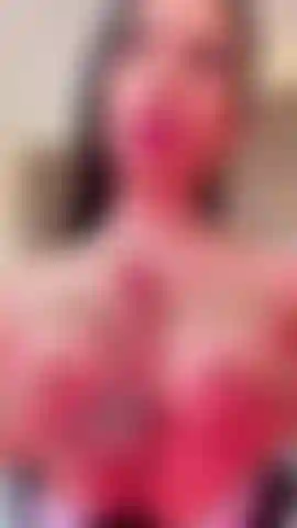 Seu pau parece feliz nos meus peitos.