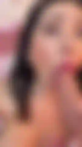 Chupo seu pau gigante com minha garganta profunda.