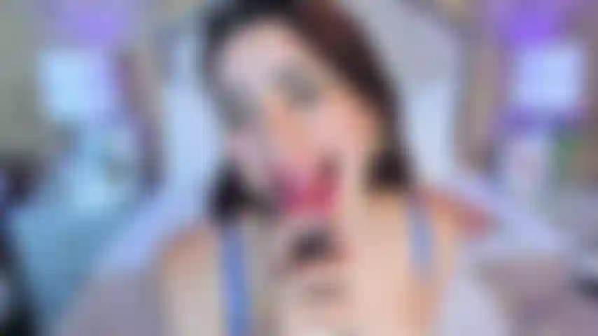 Meus doces lábios em seu pau, quero senti-lo bem duro para que você possa foder e explodir em meus peitos grandes.