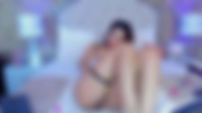 Sinta a umidade da minha boceta tão molhada que nem preciso falar, estou tão quente, tão aberta e molhada que você não vai conseguir parar quando me tiver na sua frente.