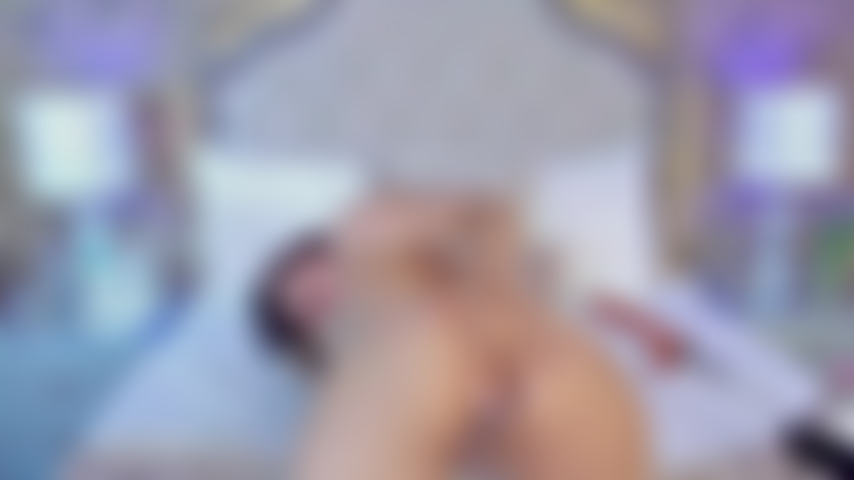 Minha bunda aberta e em cachorrinho meus dedos lubrificando para sentir enterrar seu pau nela, bem fundo e sem limites.