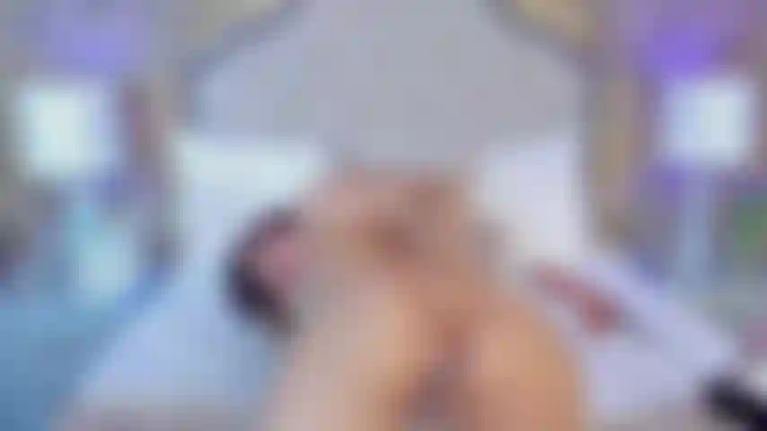 Minha bunda aberta e em cachorrinho meus dedos lubrificando para sentir enterrar seu pau nela, bem fundo e sem limites.