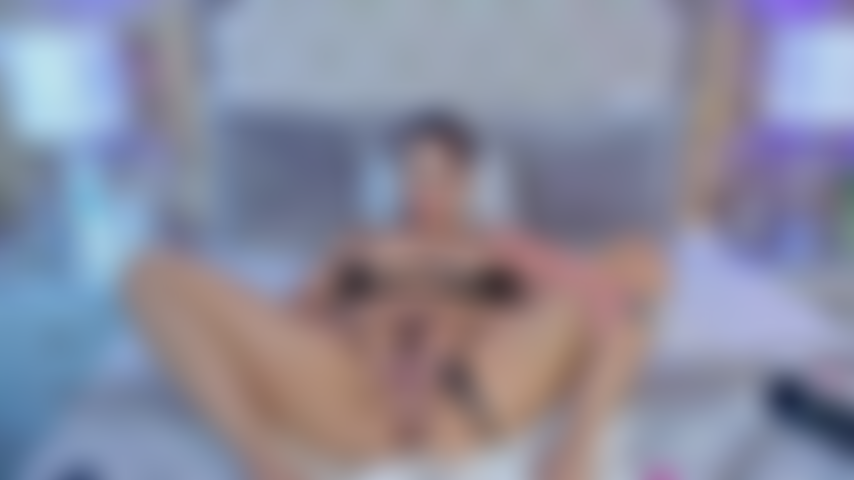 Aberta e molhada só para você. Meus dedos abrindo cada lábio da minha boceta, brincando com sua umidade, chupando-a e depois fodendo-a até você explodir nela.