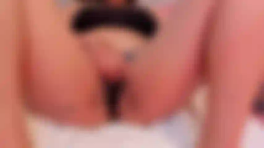 Minha bucetinha está tão molhada e quente que preciso de um pau como o seu para me atingir em êxtase.