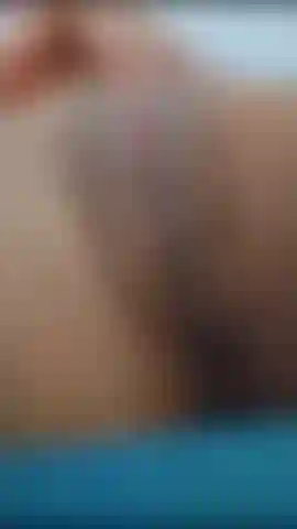 Acaricio minha bucetinha tão rica que me faz precisar de um pau duro para me foder.