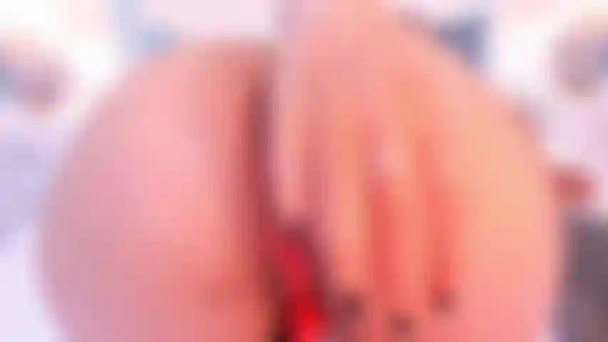 Meu pequeno cuzinho sendo penetrado por um grande pau branco.