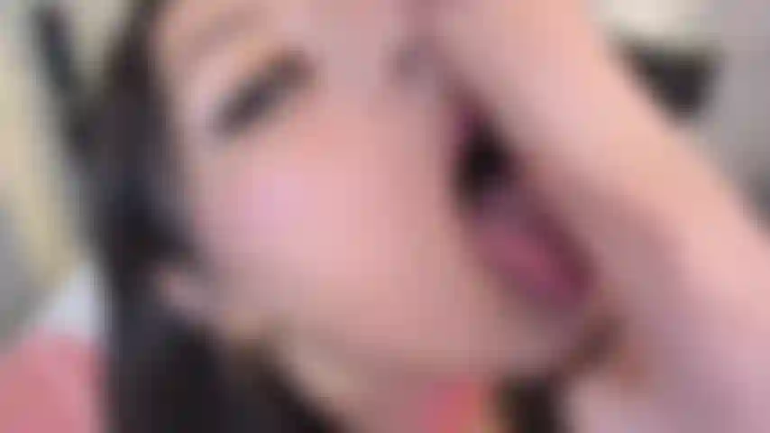 Aproveite meu vídeo enquanto eu chupa sua piroca bem fundo ððð.