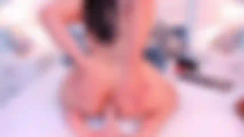 Faço minha bunda sofrer com esse vibrador enfiado no meu cu.