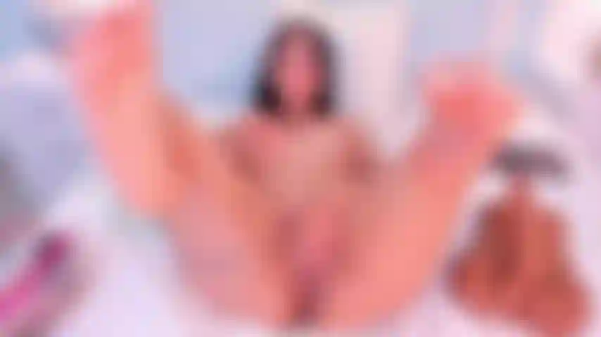 Esfregando minha doce buceta e depois transando com ela.