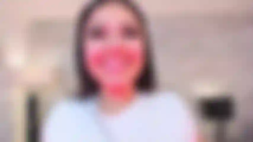 Que tal meus peitos na sua cara? Você gostaria?