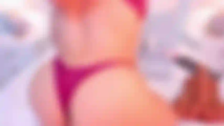 Minha calcinha na lateral e montando seu pau.