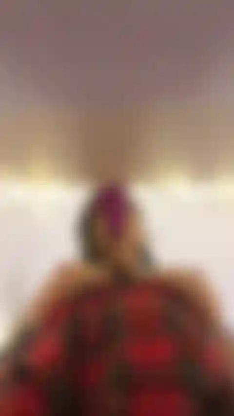 Essa coisa tem ventosa! Um ponto de vista divertido e sexual de mim de joelhos chupando e depois recuando e montando este novo brinquedo. Muitos sons suculentos de wap.