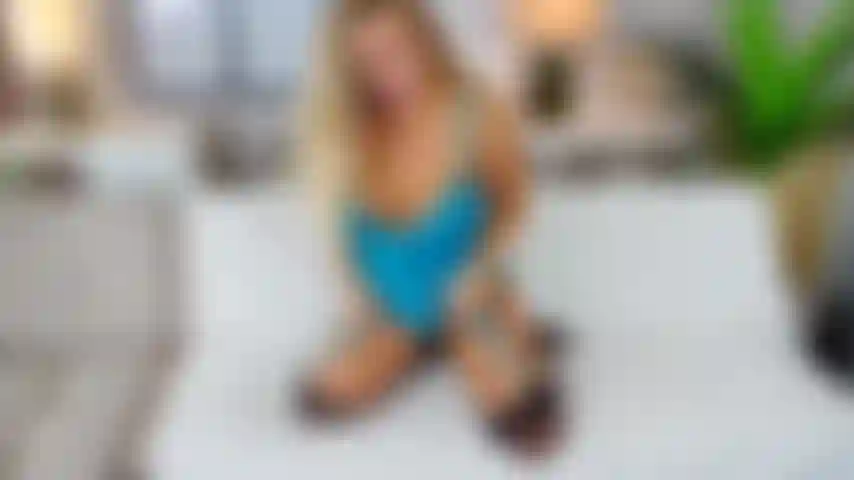 Tira de lingerie azul e jogo de buceta no sofá.