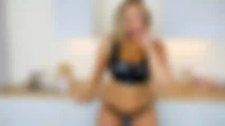 Roupa de pvc tira óleo e brinco na cozinha.