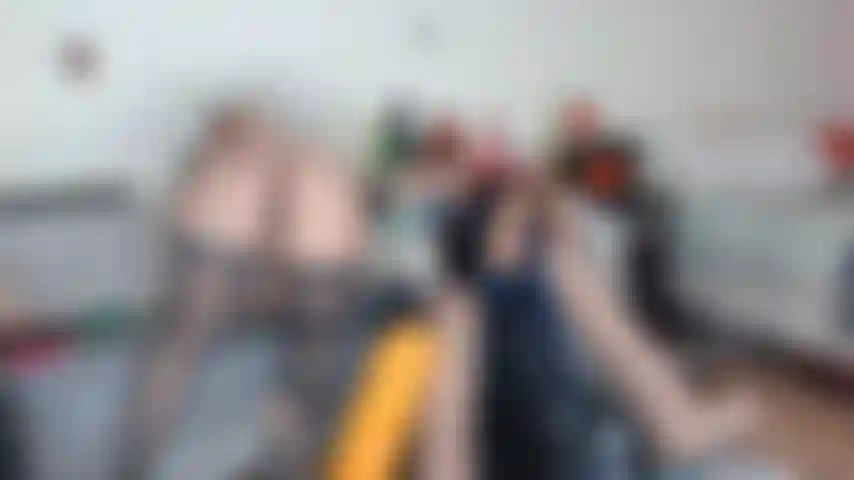 Maxim fode fode com tobias e ovos.