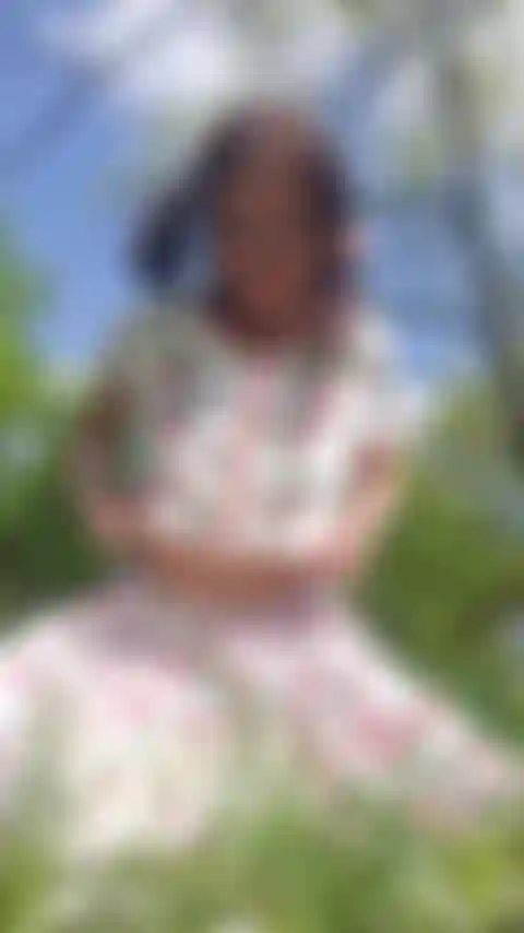 Menina má e floresta.