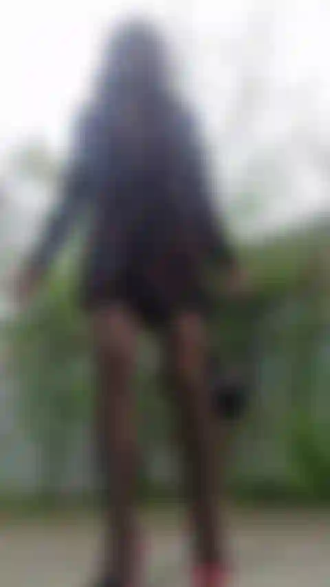 Menina má lá fora.