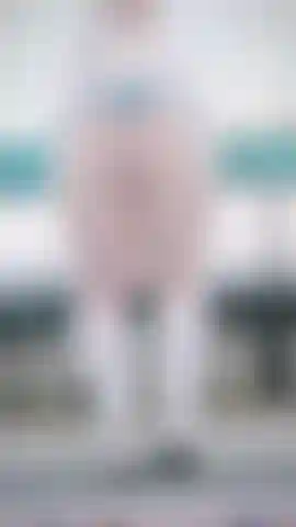 Booty bate palmas alto de short na varanda.