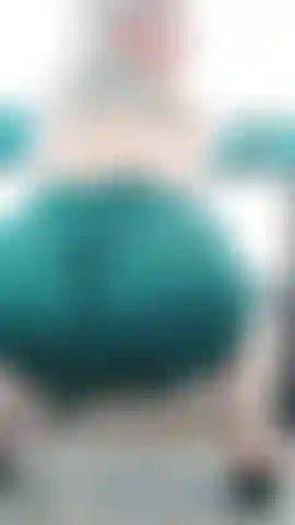 Vestido apertado na bunda gorda e saltitante.