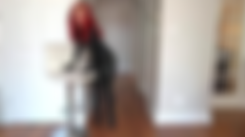 Uma vagabunda de borracha que anda com saltos de balé fetichistas.