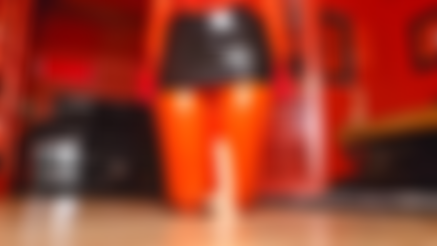 Uma boneca de látex vermelha que fode sua garganta e bunda.