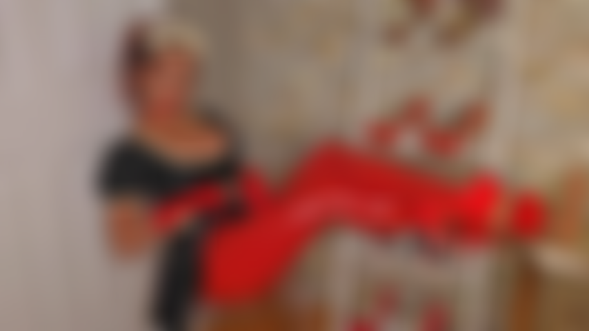 Sua empregada de látex quer limpar seu pau com a língua.