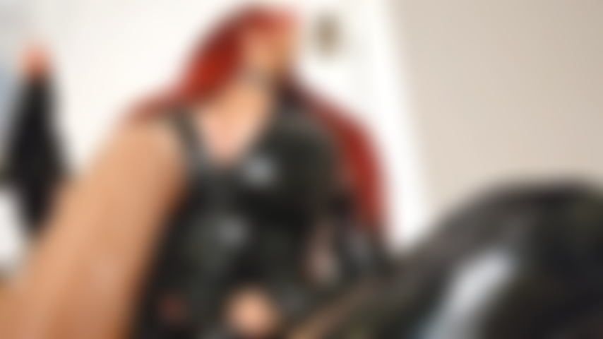 Uma vagabunda de látex que transa com 2 dildos no estilo dp.