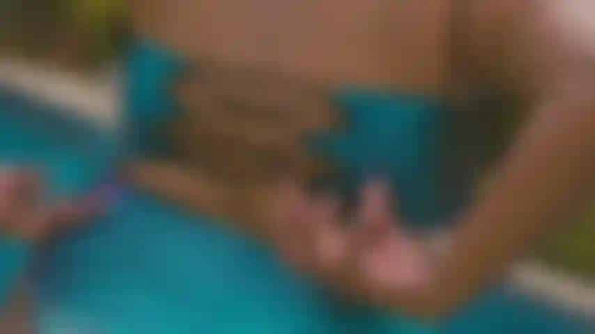 Brinco com meus peitos na piscina.