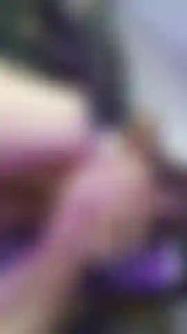 Afastando o collant para tocar minha boceta.