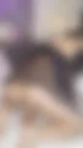 Uma milf tarada montando um vibrador.