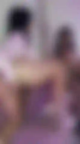 Brincando com minha buceta em estilo cachorrinho.