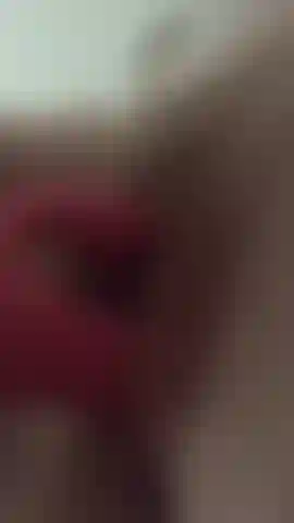 Brinco com vibrador de buceta peluda.