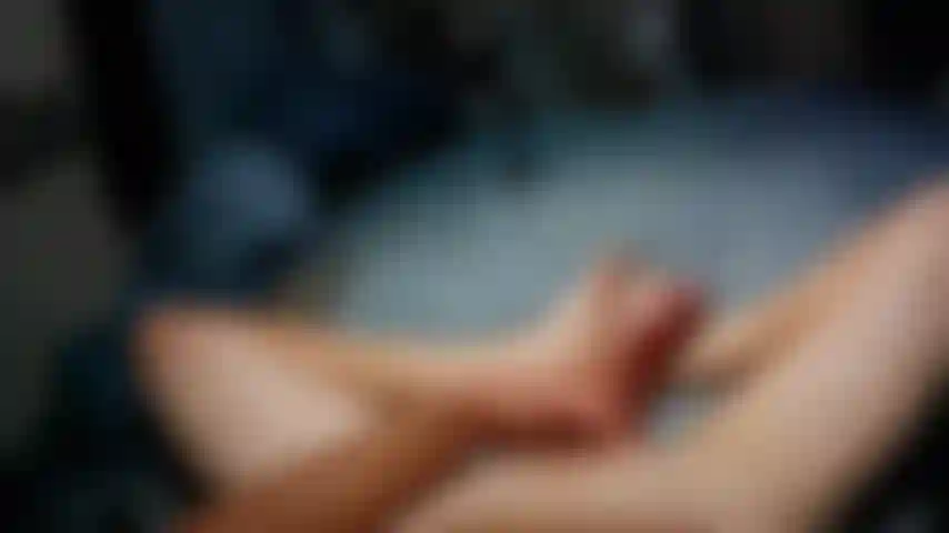 Acariciando um pau grande.