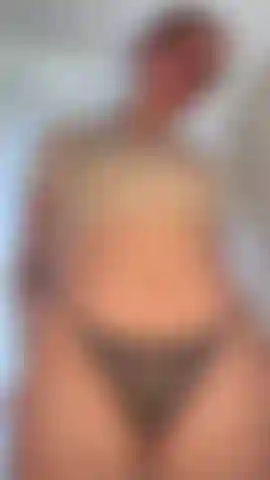 Balançando minhas coxas em meu biquíni e blusa encharcada.